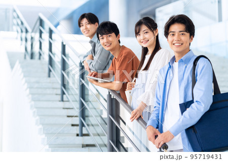 男性　大学生　キャンパスライフ　学生　男女 95719431