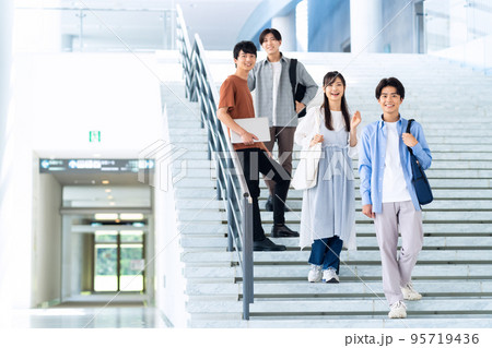 男性　大学生　キャンパスライフ　学生　男女 95719436