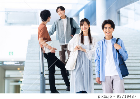男性 大学生 キャンパスライフ 学生 男女 男性 大学生 キャンパスライフ 学生 男女 95719437