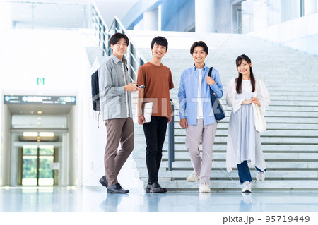 男性 大学生 キャンパスライフ 学生 男女 男性 大学生 キャンパスライフ 学生 男女 95719449