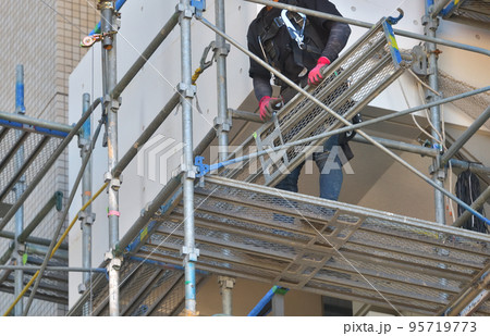 マンション大規模修繕　塗装工事用の仮設足場組み立て風景 95719773