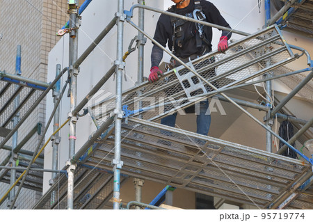 マンション大規模修繕　塗装工事用の仮設足場組み立て風景 95719774
