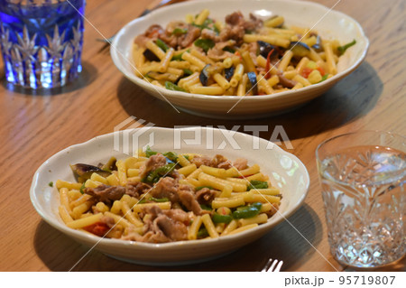 ログハウスで昼食のマカロニパスタ ログハウスで昼食のマカロニパスタ 95719807