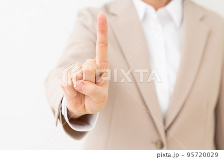 人差し指を立てるスーツ姿のミドル女性 95720029