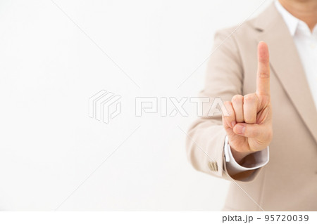 人差し指を立てるスーツ姿のミドル女性 95720039