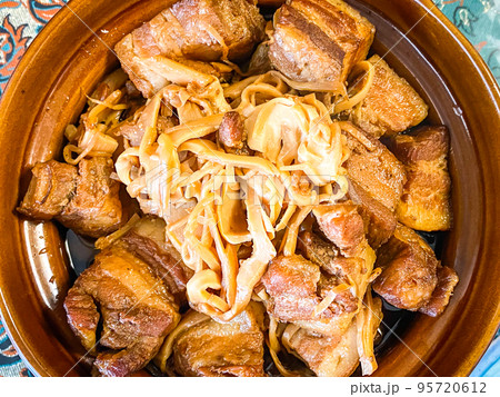 中国上海料理・烟笋紅焼肉(たけのこ入り豚バラの角煮) 中国上海料理・烟笋紅焼肉(たけのこ入り豚バラの角煮) 95720612