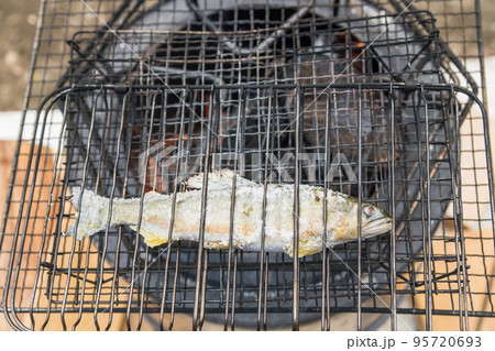 【オートキャンプ場で熾火を使って養殖鮎の塩焼き】 【オートキャンプ場で熾火を使って養殖鮎の塩焼き】 95720693
