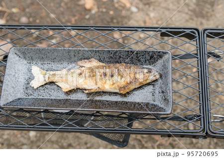 【オートキャンプ場で鮎の塩焼きの完成】 【オートキャンプ場で鮎の塩焼きの完成】 95720695