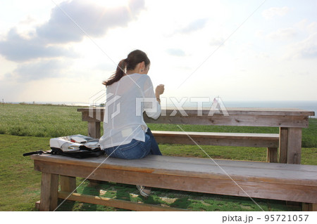 空と女性の後ろ姿 95721057