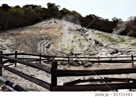 奥塩原温泉の爆裂火口跡 95721481