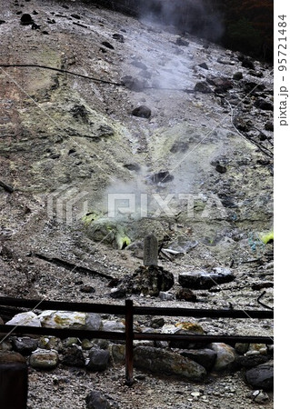 奥塩原温泉の爆裂火口跡 95721484