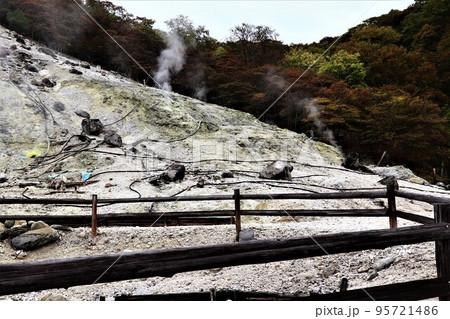 奥塩原温泉の爆裂火口跡 95721486