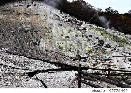 奥塩原温泉の爆裂火口跡 95721492