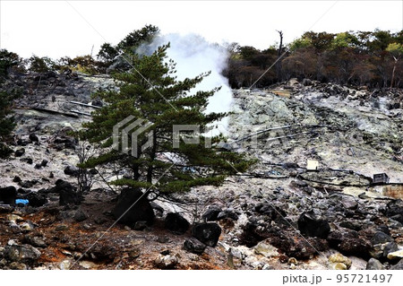 奥塩原温泉の爆裂火口跡 95721497