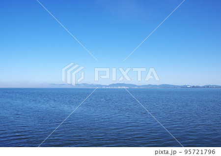 濃い霧が出ている中海の朝の風景 95721796