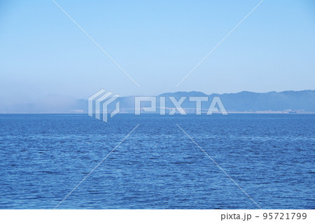 濃い霧が出ている中海の朝の風景 95721799