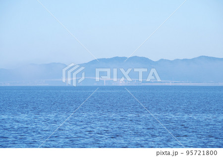 濃い霧が出ている中海の朝の風景 濃い霧が出ている中海の朝の風景 95721800