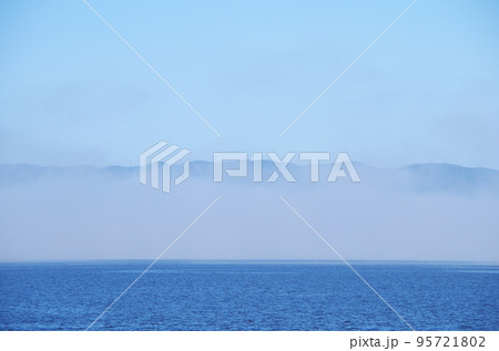 濃い霧が出ている中海の朝の風景 95721802