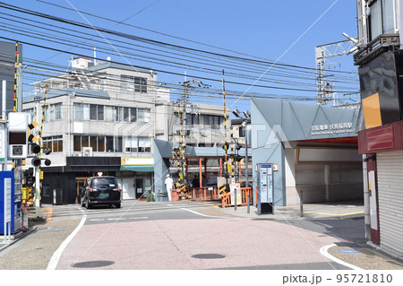 京都市 伏見稲荷駅前の街並み 95721810