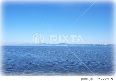 濃い霧が出ている中海の朝の風景（イラスト風） 95722419