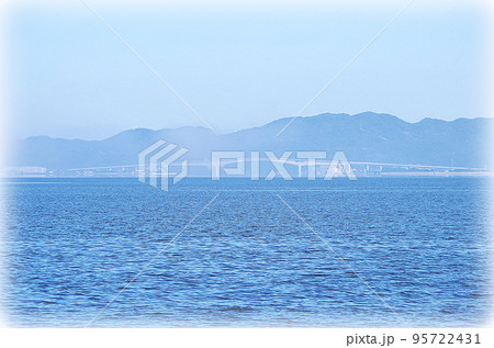 濃い霧が出ている中海の朝の風景（イラスト風） 95722431
