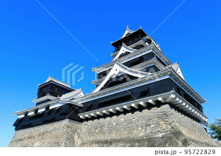 【熊本県】晴天の熊本城大天守と小天守 95722829