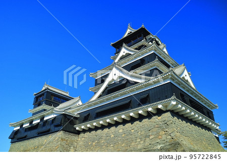 【熊本県】晴天の熊本城大天守と小天守 95722845