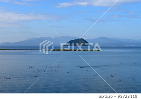 初秋の朝に琵琶湖に浮かぶ日本遺産竹生島 95723119