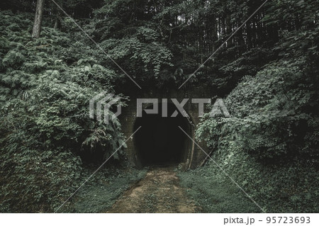 不気味な雰囲気の廃トンネル 95723693