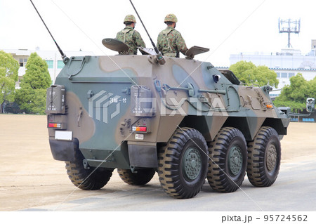 走行する陸上自衛隊の82式指揮通信車の後ろ姿 走行する陸上自衛隊の82式指揮通信車の後ろ姿 95724562