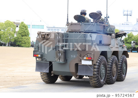 走行する陸上自衛隊の87式偵察警戒車の後ろ姿 95724567