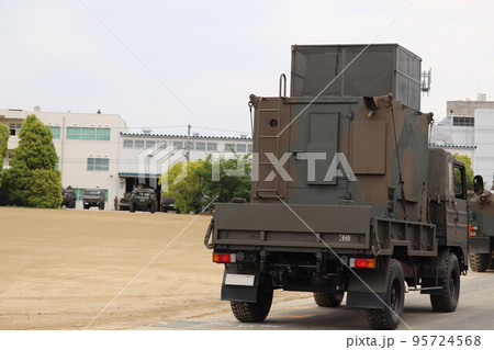 コンテナを搭載した陸上自衛隊のトラック 95724568