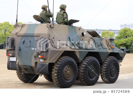訓練展示を行う陸上自衛隊の82式指揮通信車 95724569