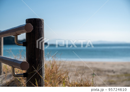 夏の吉母海水浴場の青空と美しい砂浜と海 95724610