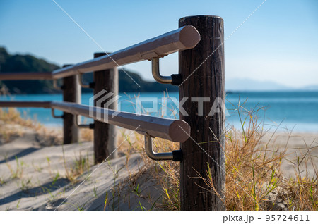 夏の吉母海水浴場の青空と美しい砂浜と海 95724611