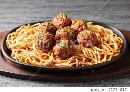 美味しい鉄皿ミートボールナポリタン 95724837