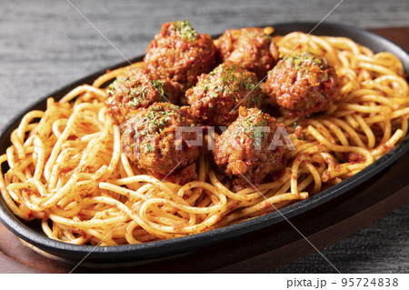 美味しい鉄皿ミートボールナポリタン 95724838