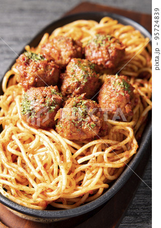 美味しい鉄皿ミートボールナポリタン 95724839
