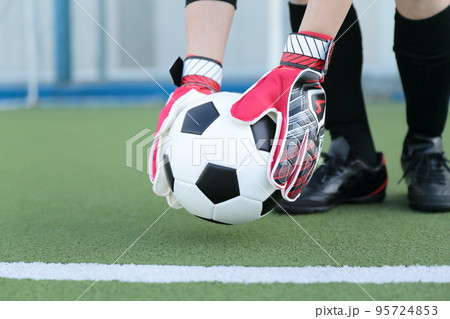 サッカーボールをセットするゴールキーパーの男性 サッカーボールをセットするゴールキーパーの男性 95724853