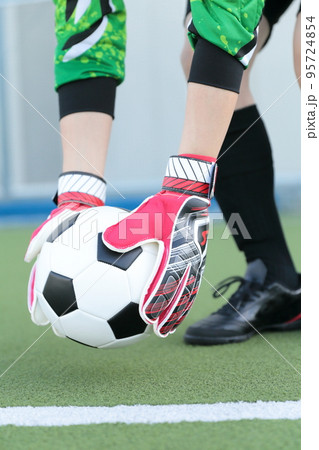 サッカーボールをセットするゴールキーパーの男性 サッカーボールをセットするゴールキーパーの男性 95724854