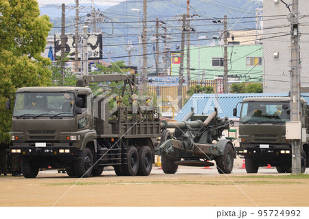牽引される陸上自衛隊のFH-70 155mm榴弾砲 95724992