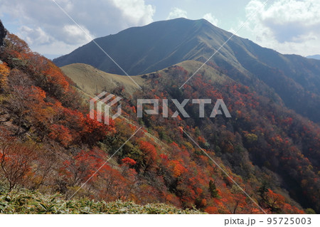 次郎笈を彩る紅葉　（徳島県　剣山より） 95725003