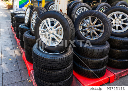 店頭に並ぶスタッドレスタイヤ 95725158