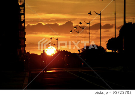 フランス　レンヌに落ちる夕日 95725702