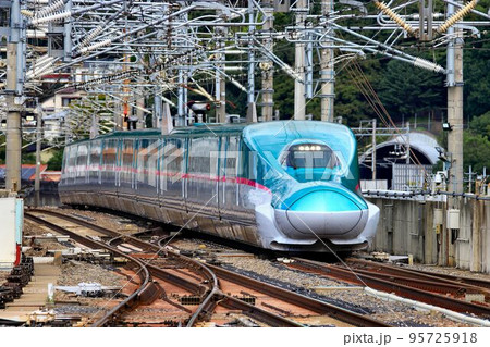 東北新幹線・福島駅にて　E5/H5系 95725918