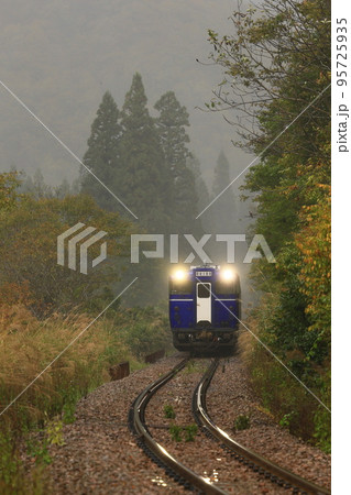 紅葉の只見線 95725935