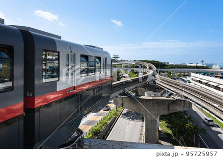沖縄都市モノレール那覇空港駅を出発したモノレール車両 95725957