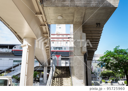 沖縄那覇のゆいレール牧志駅付近のモノレール 95725960