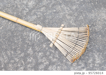 小さい竹製の熊手 小さい竹製の熊手 95726014