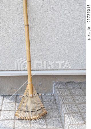 玄関掃除　小さい熊手 95726018